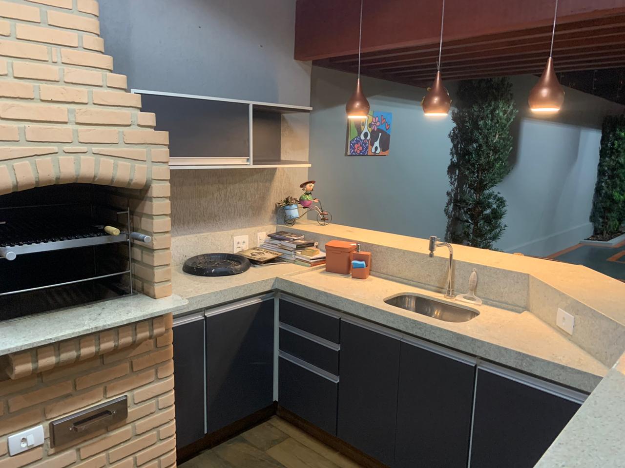 Espaço gourmet com churrasqueira e armários planejados executado pela Projeto Móveis em Monte Alto SP